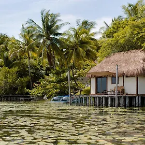 Lagoon Front Hut: Daily Cleaning, Bikes & Kayaks! Apartment
